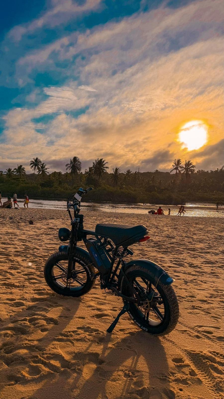Bike em ambiente de pousada de luxo com piscina