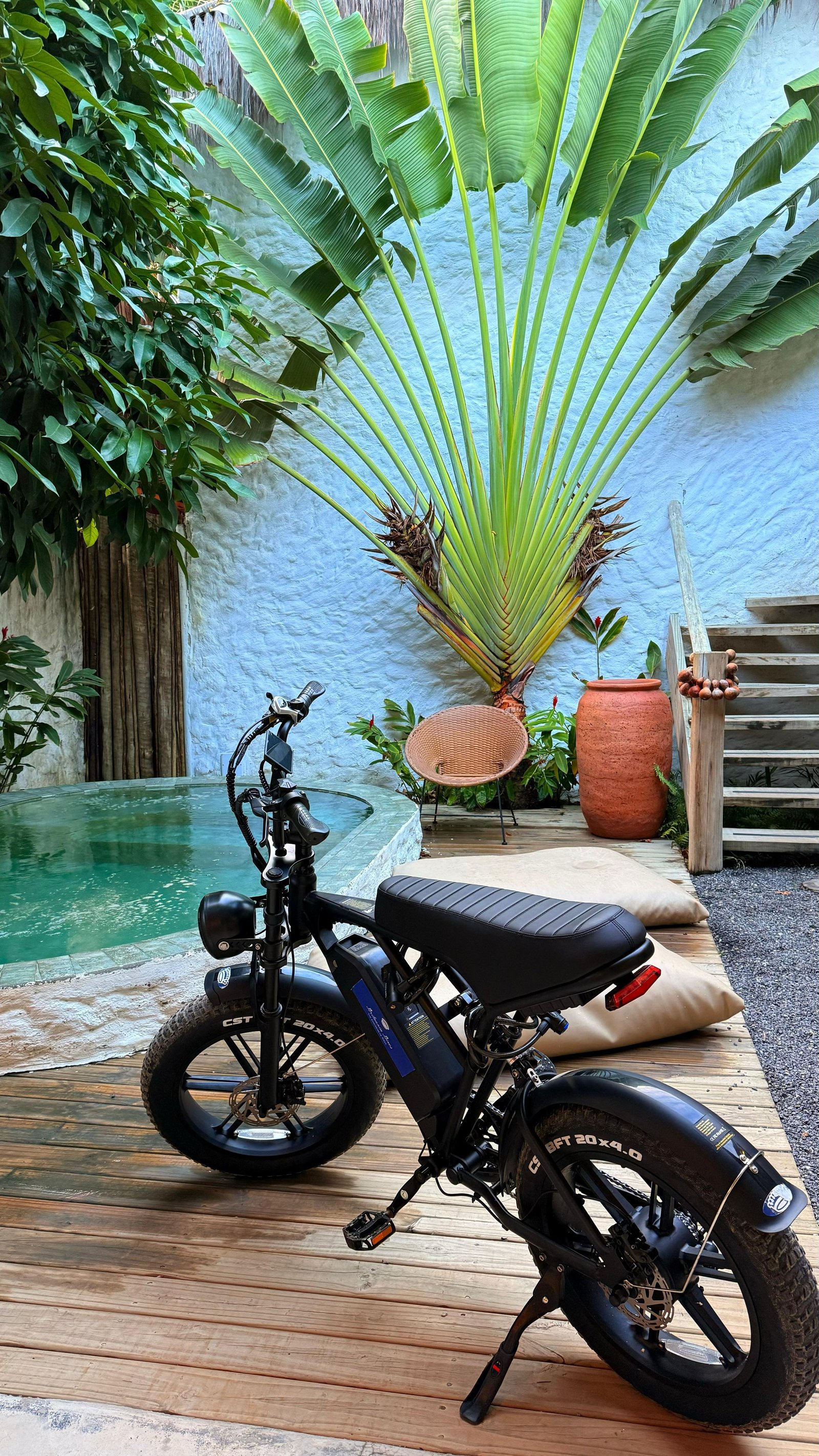 Bike em pousada com jardim tropical