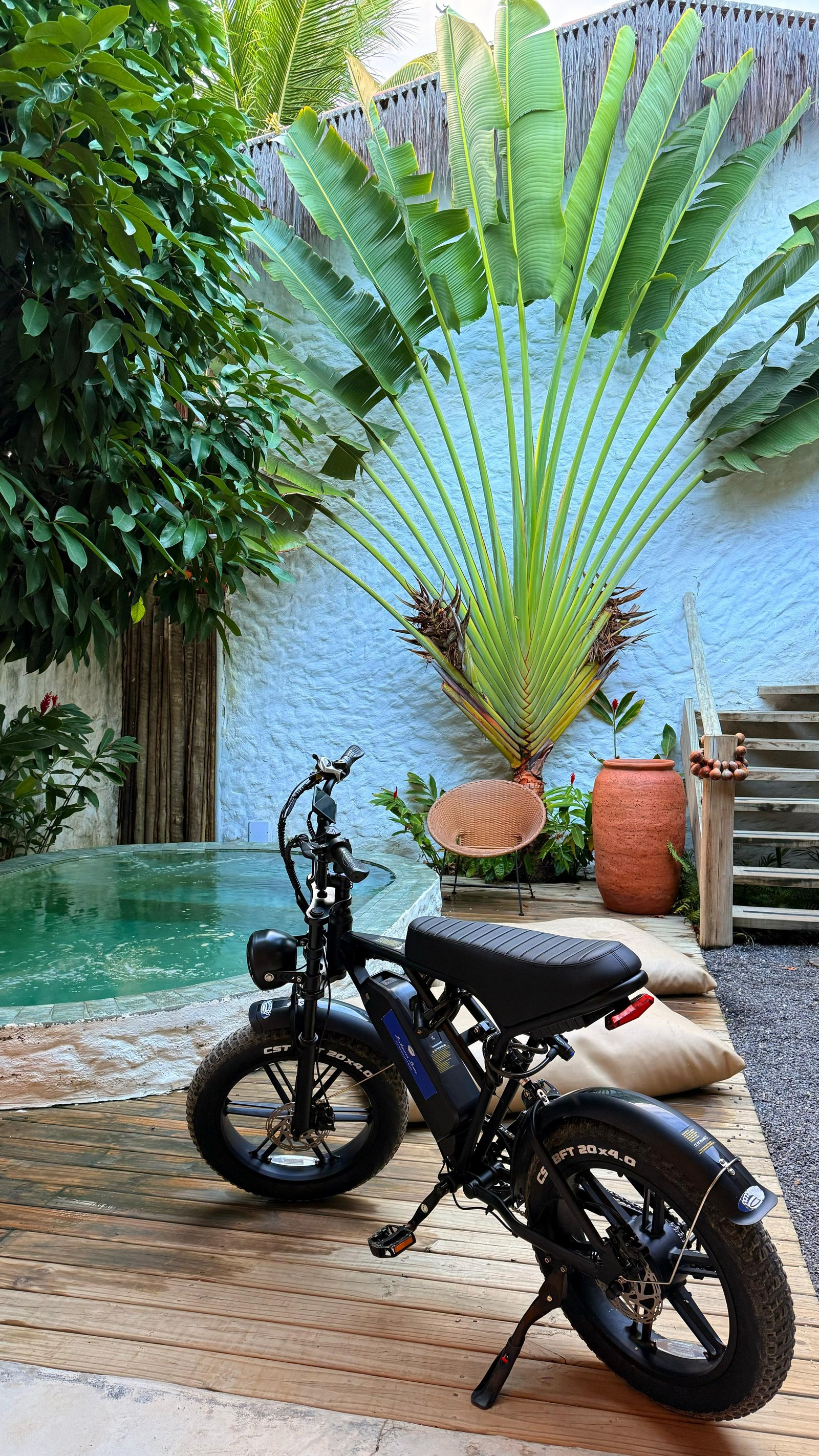 Bike na areia ao pôr do sol