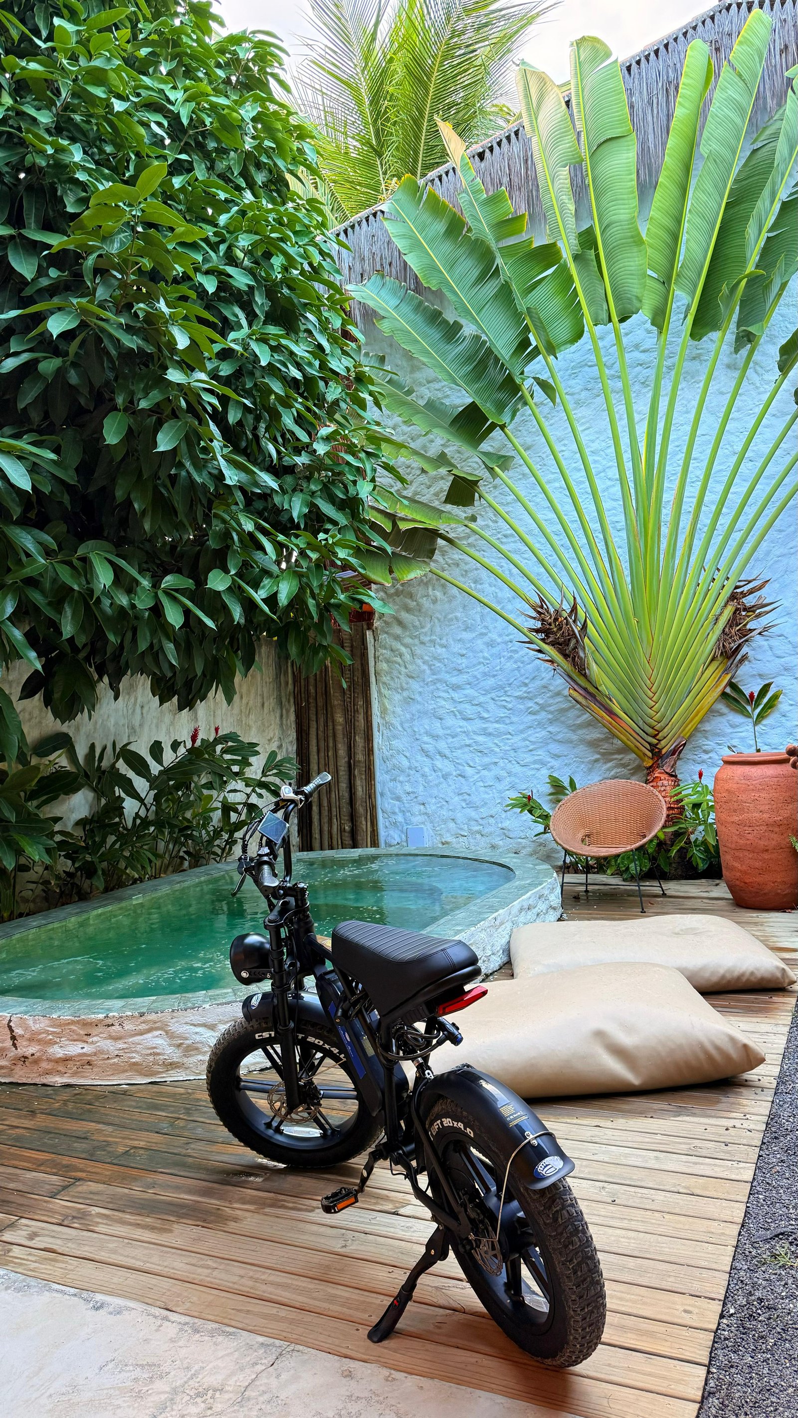 Bike na piscina de casa de temporada
