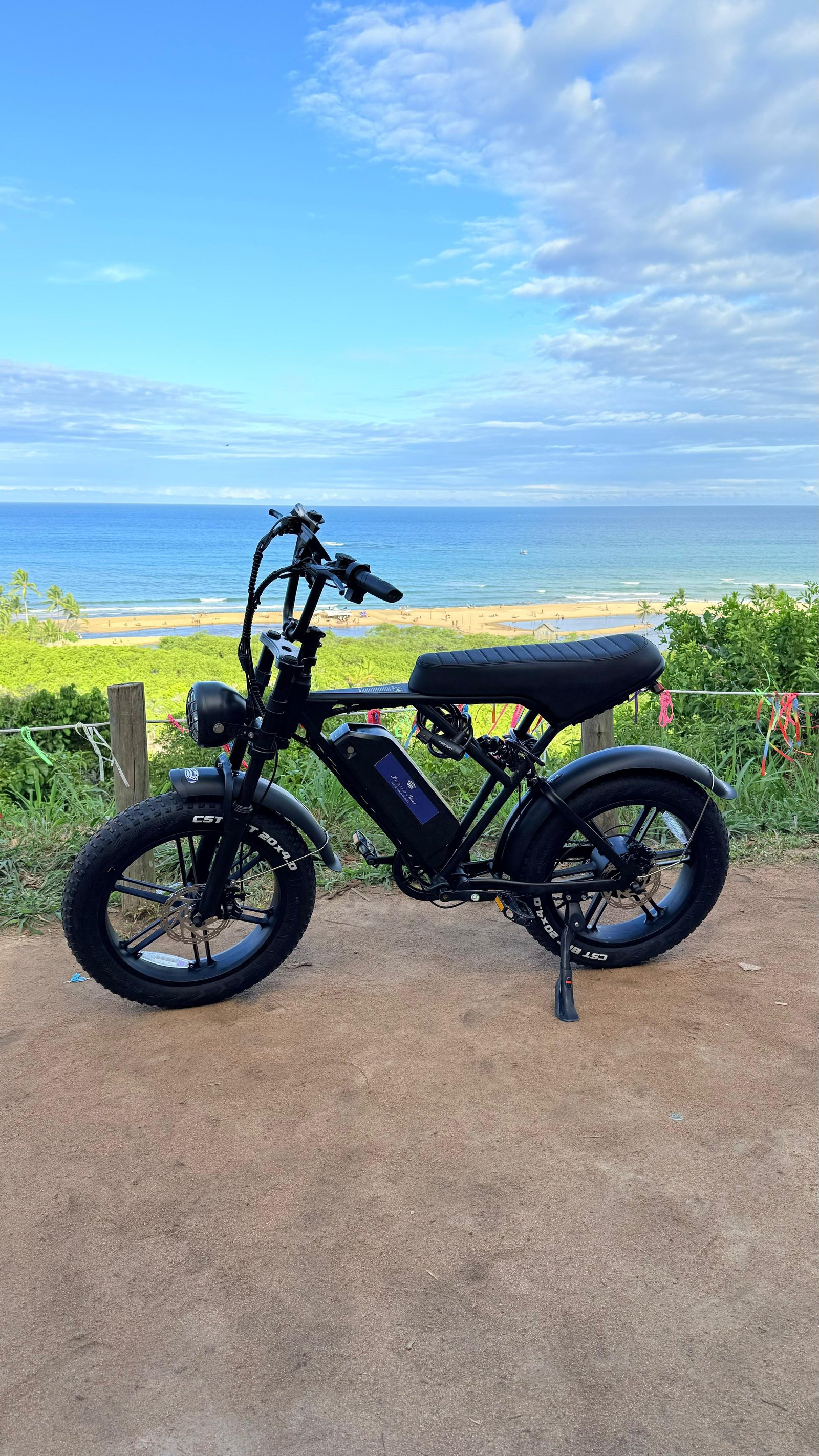 Bike no morro com vista para a praia