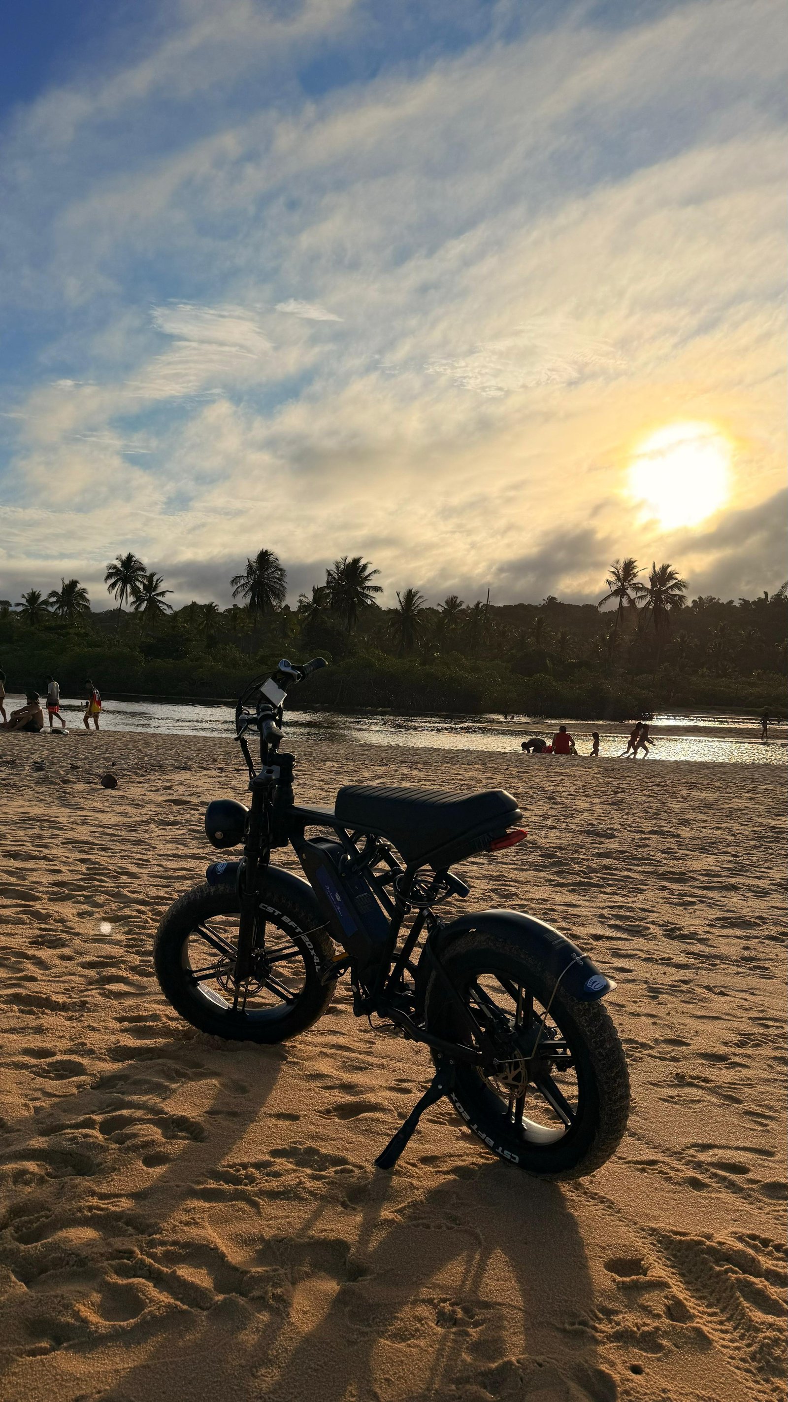 Bike de frente com mar ao fundo