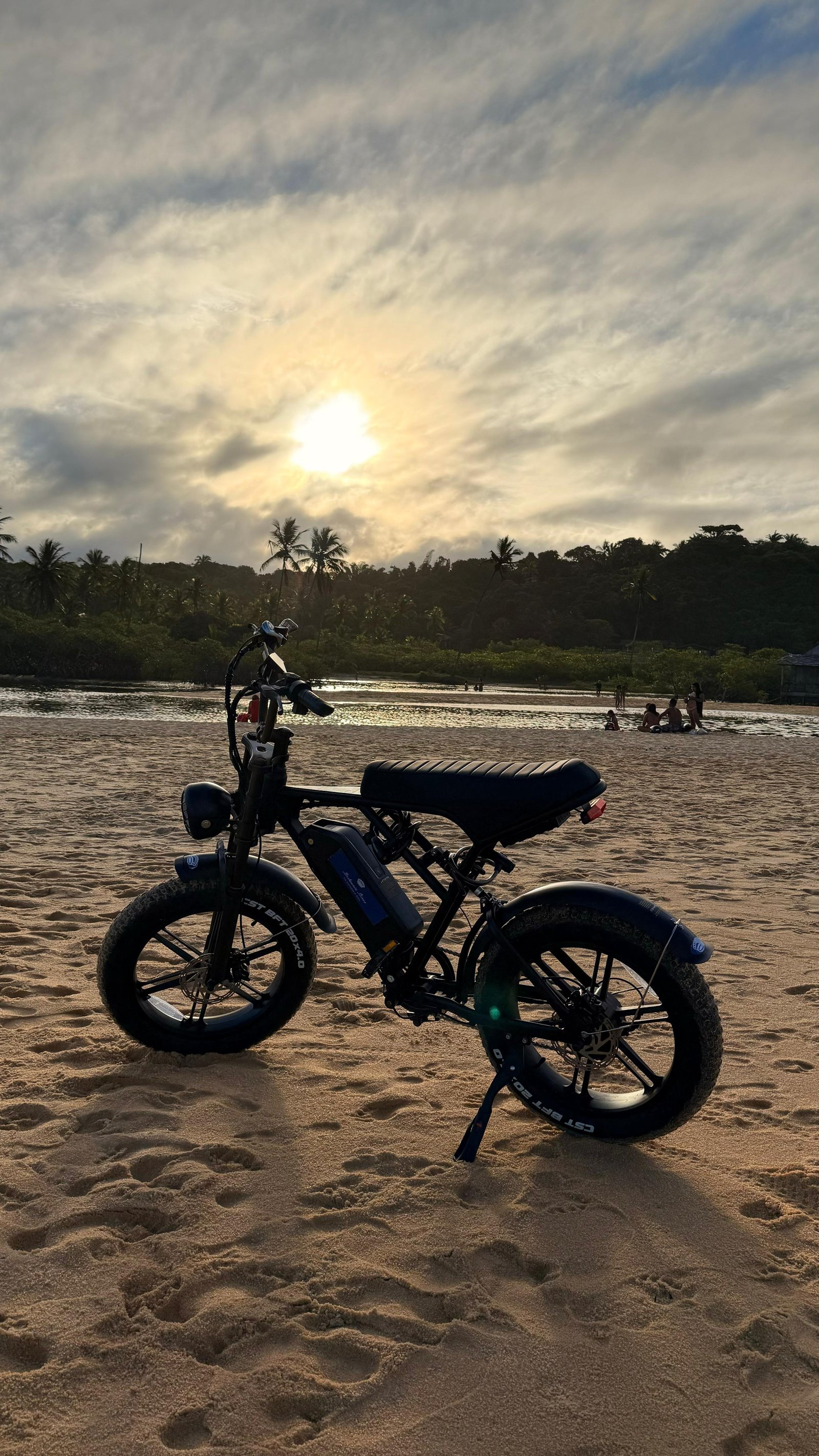 Silhueta da bike na praia ao entardecer