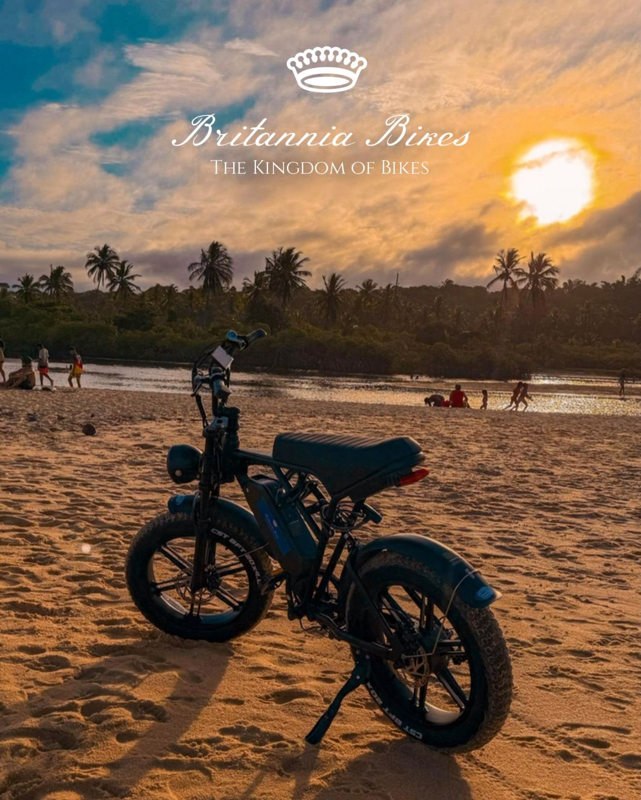 Bike na areia com céu nublado